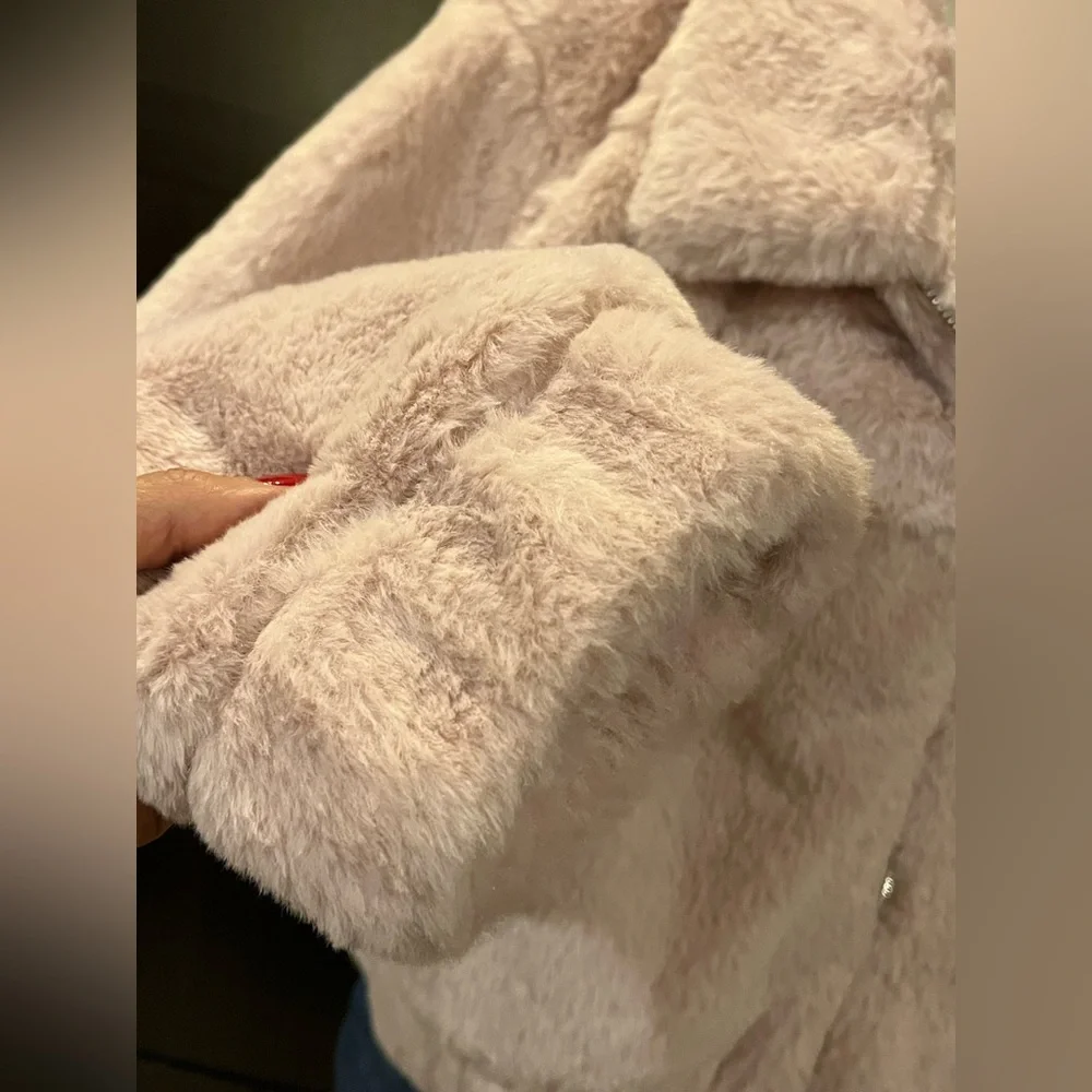 Faux fur cropped jacket. Front zipper, 2 pockets. Subtle pink. Size L. NWT - Picture 6 of 11